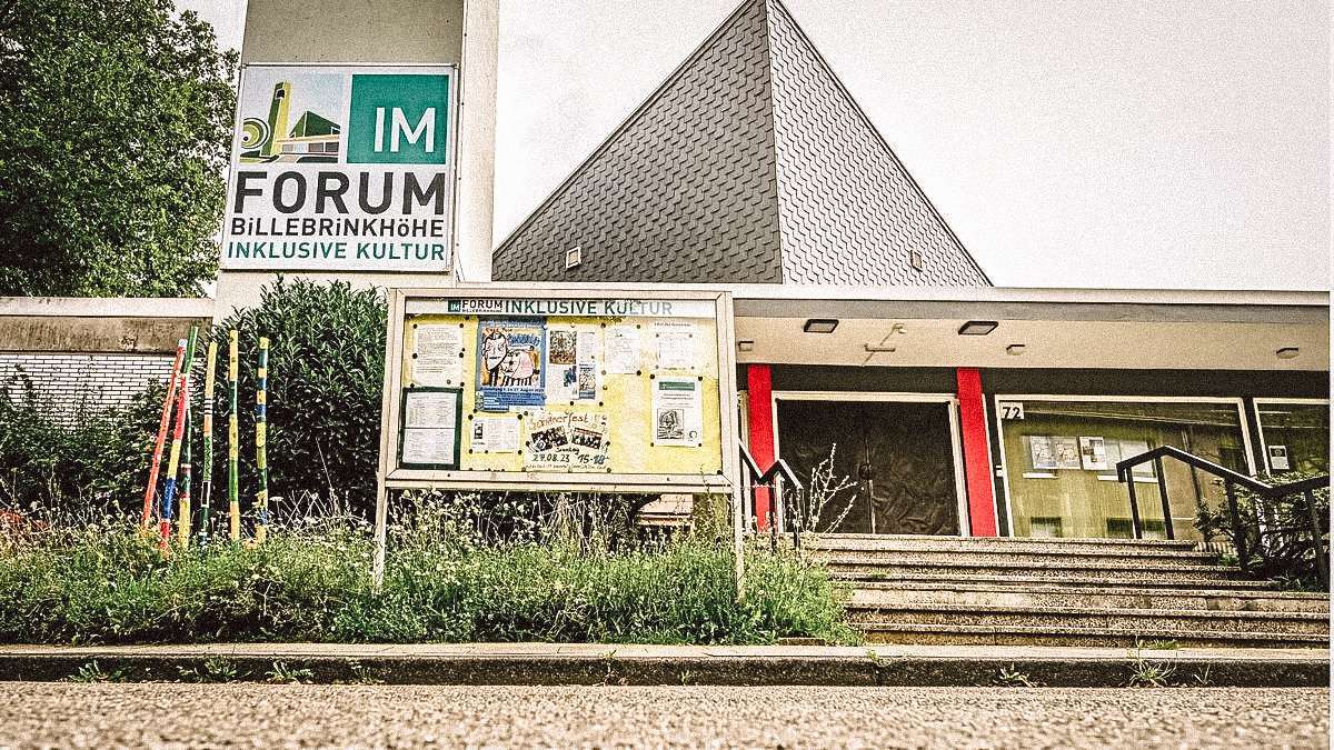 Der Eingang des Gebäudes - IM FORUM BILLEBRINKHÖHE INKLUSIVE KULTUR. Es hat eine moderne Architektur und einen auffälligen dreieckigen Dachaufbau.